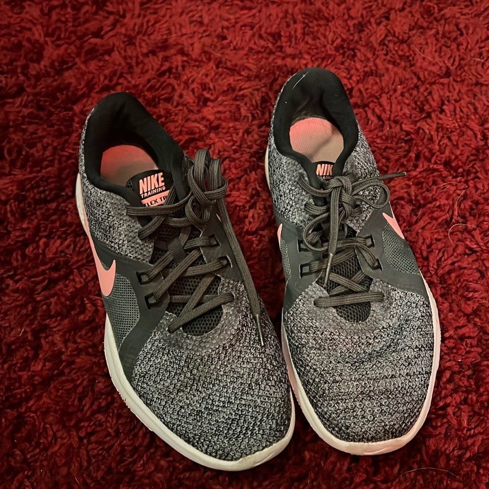 Women’s nike workout shoes! Used, colors grey and pink! Women’s size:8